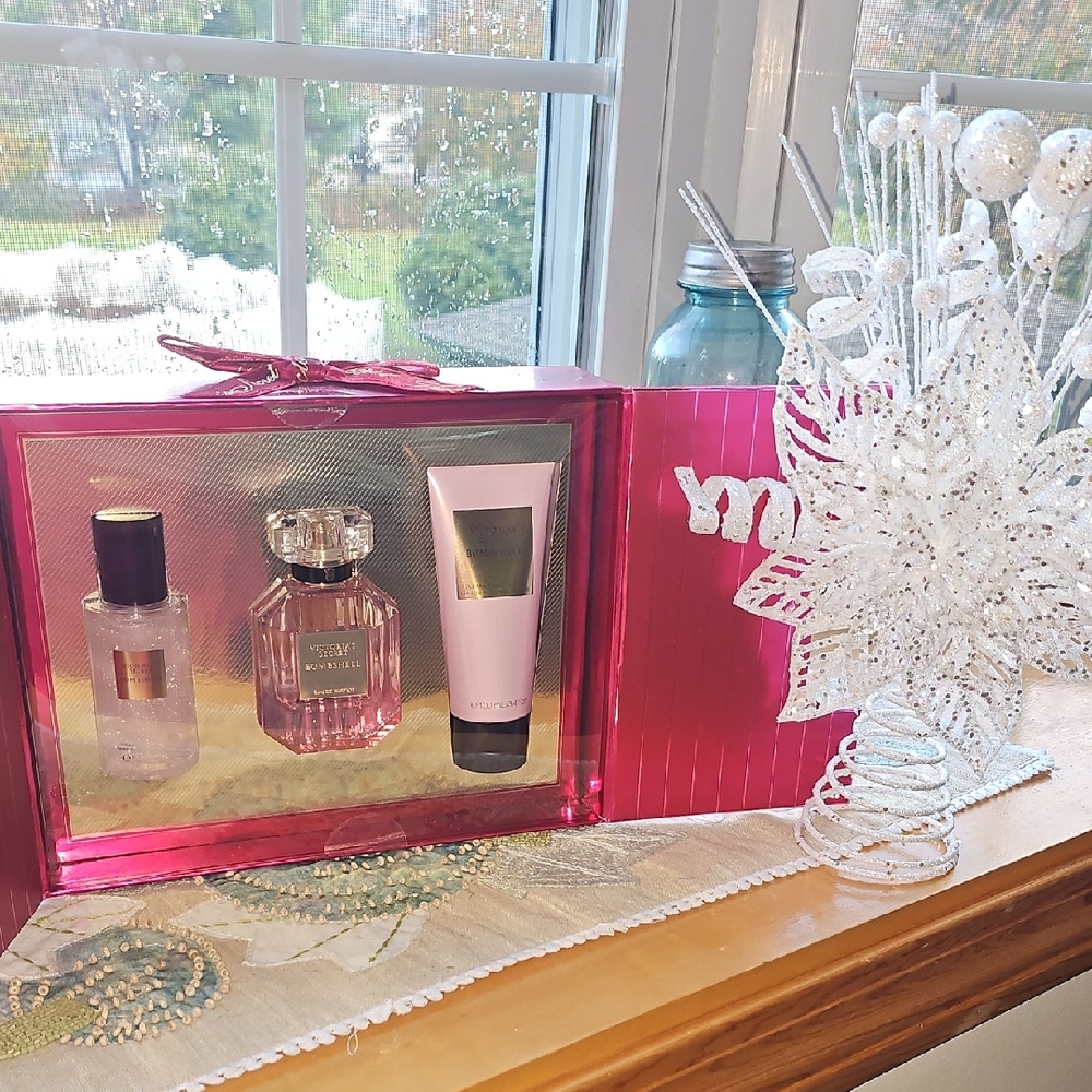 Victoria's Secret Bombshell Fragrance and Lotion Set in Pink